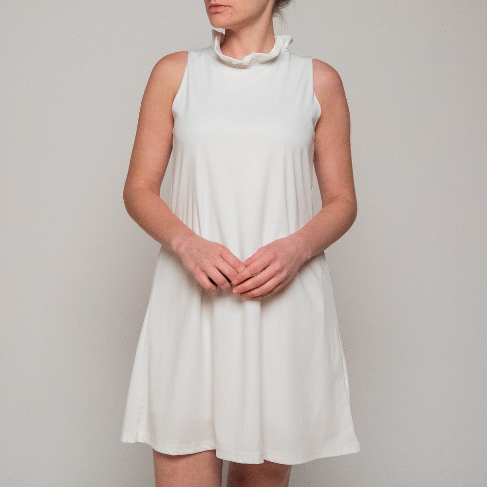 Sleeveless white ruffle collar dress